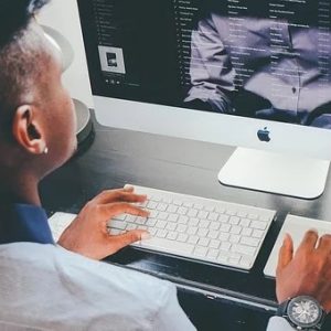 homme utilisation macbook