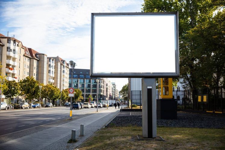 panneau affichage marque entreprise communication