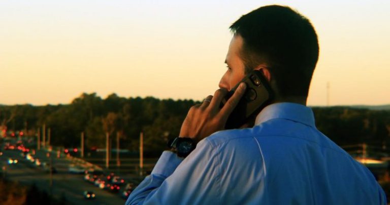 Homme au téléphone, préparant son congé deuil