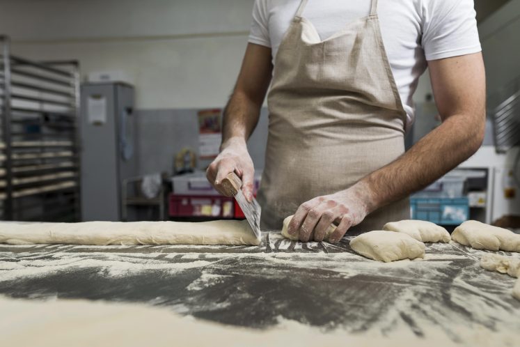 ouvrir une boulangerie : travailler la pâte