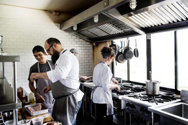 Pour ouvrir un restaurant, vous devez investir dans du matériel professionnel de restauration