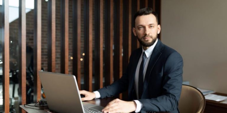 Courtier en ligne devant son bureau