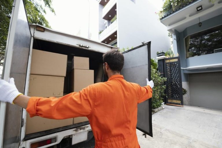 transport frigorifique : livreur qui ferme la porte