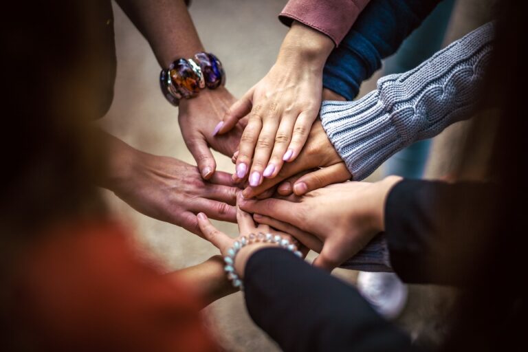 Groupe se joignant les mains pour s'encourager