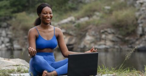 femme-enseignant-ses-etudiants-poses-yoga