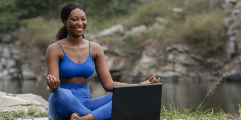 femme-enseignant-ses-etudiants-poses-yoga