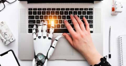 personne-utilisant-outil-ai-au-travail (1)