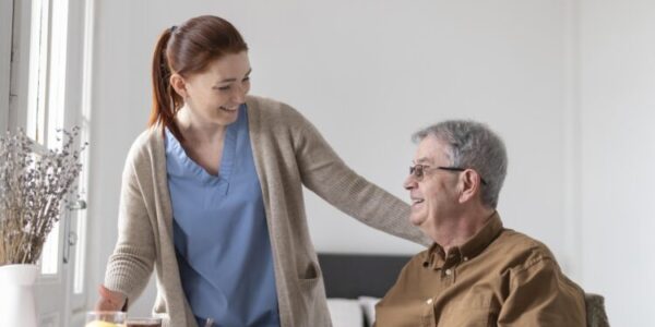 Se reconvertir aide soignante à 40 ans