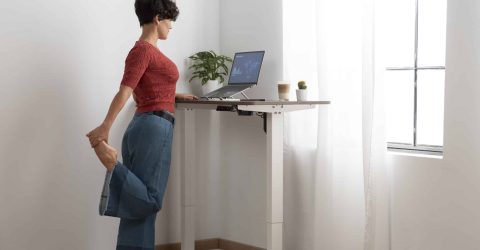 Femme travaillant sur un bureau assis-debout